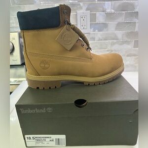 BNIB men’s Timberland boots size 10.5 6” wheat with navy